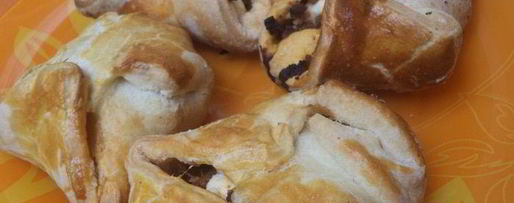 Шаг 5: конвертиков из слоеного теста с начинкой из мясного фарша и феты