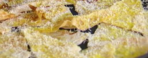 Шаг 3: грибов с пармезаном и зеленым луком на чипсах из лаваша