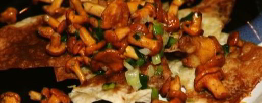 Шаг 6: грибов с пармезаном и зеленым луком на чипсах из лаваша