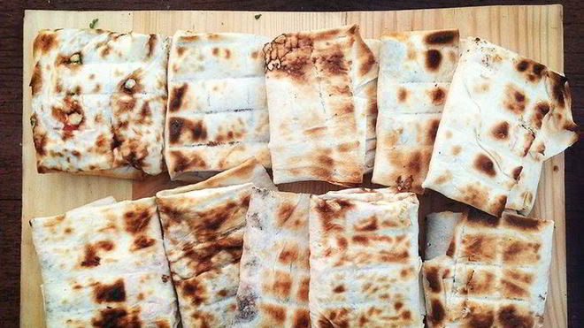 Рецепт Конвертиков из лаваша с сулугуни, зеленью и томатами