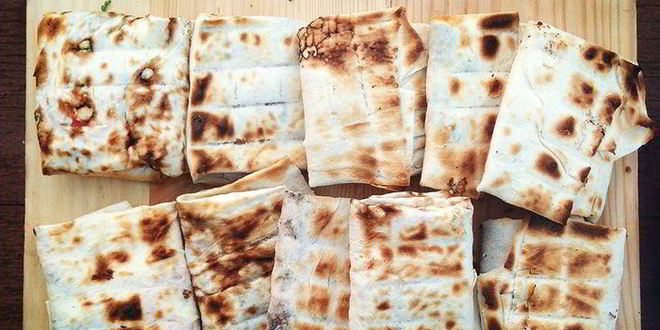 Рецепт конвертиков из лаваша с сулугуни, зеленью и томатами