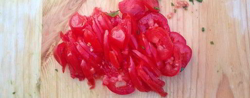 Шаг 1: конвертиков из лаваша с сулугуни, зеленью и томатами