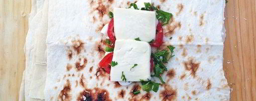 Шаг 4: конвертиков из лаваша с сулугуни, зеленью и томатами