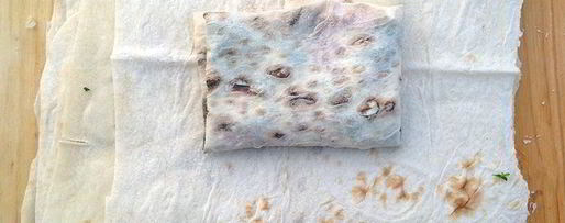 Шаг 5: конвертиков из лаваша с сулугуни, зеленью и томатами