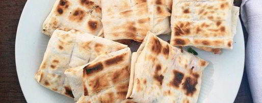 Шаг 7: конвертиков из лаваша с сулугуни, зеленью и томатами