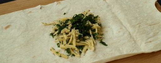 Шаг 3: конвертиков из лаваша с сыром и зеленью