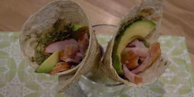 Рецепт кулечков из лаваша с копченой курицей и авокадо