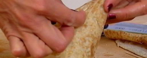 Шаг 6: кулечков из лаваша с копченой курицей и авокадо