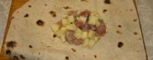 Шаг 1: лаваша с картошкой