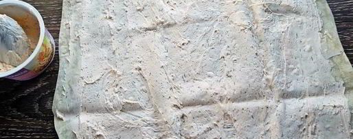 Шаг 4: лаваша с крабовыми палочками и корейской морковкой