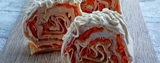 Шаг 13: лаваша с крабовыми палочками и корейской морковкой