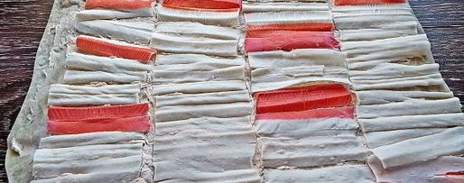 Шаг 5: лаваша с крабовыми палочками и корейской морковкой