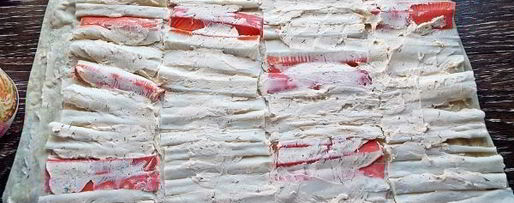 Шаг 6: лаваша с крабовыми палочками и корейской морковкой