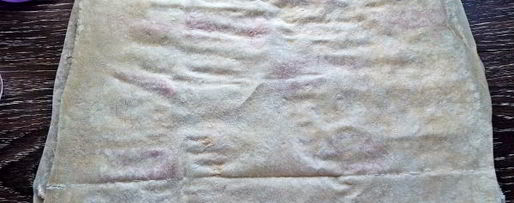 Шаг 7: лаваша с крабовыми палочками и корейской морковкой