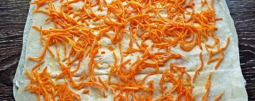 Шаг 8: лаваша с крабовыми палочками и корейской морковкой