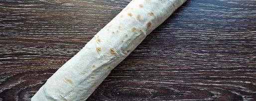 Шаг 9: лаваша с крабовыми палочками и корейской морковкой