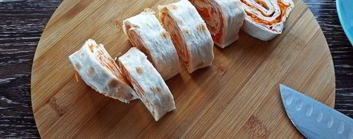 Шаг 11: лаваша с крабовыми палочками и корейской морковкой