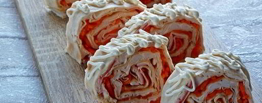 Шаг 12: лаваша с крабовыми палочками и корейской морковкой