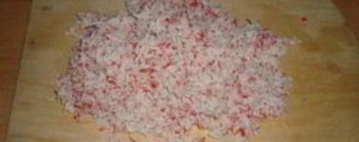 Шаг 1: лаваша с крабовыми палочками и сыром