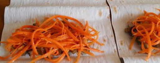 Шаг 4: лаваша с курицей, грибами и корейской морковью