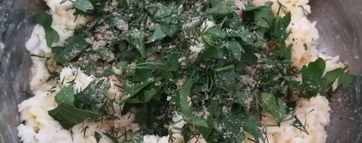 Шаг 2: лаваша с сыром и зеленью