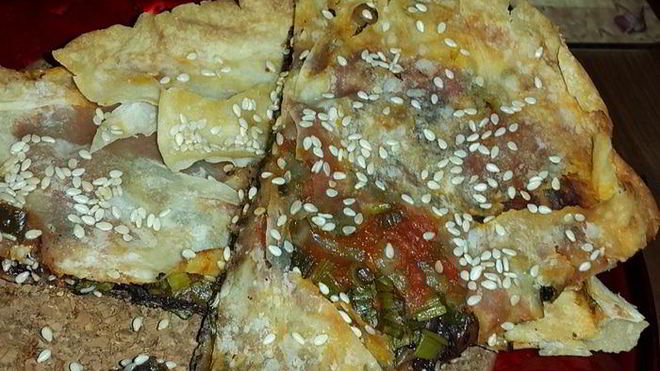 Рецепт Лаваша, запеченного с оливковой пастой, томатным соусом, зеленью и кунжутом