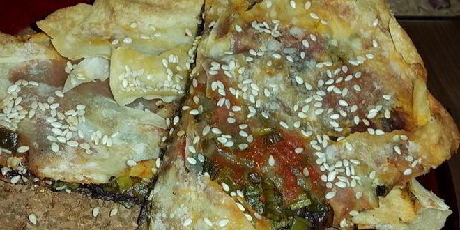 Рецепт лаваша, запеченного с оливковой пастой, томатным соусом, зеленью и кунжутом