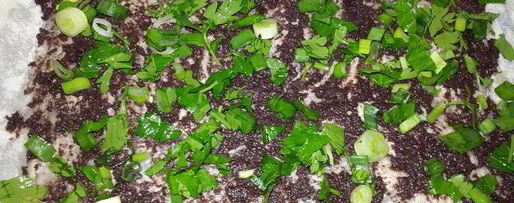 Шаг 1: лаваша, запеченного с оливковой пастой, томатным соусом, зеленью и кунжутом