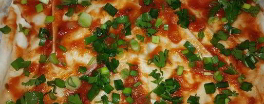 Шаг 2: лаваша, запеченного с оливковой пастой, томатным соусом, зеленью и кунжутом