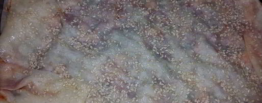 Шаг 3: лаваша, запеченного с оливковой пастой, томатным соусом, зеленью и кунжутом