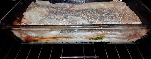 Шаг 4: лаваша, запеченного с оливковой пастой, томатным соусом, зеленью и кунжутом