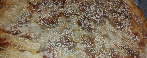 Шаг 5: лаваша, запеченного с оливковой пастой, томатным соусом, зеленью и кунжутом