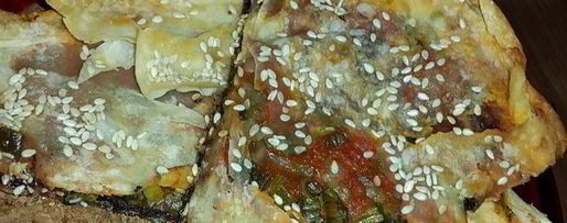 Шаг 6: лаваша, запеченного с оливковой пастой, томатным соусом, зеленью и кунжутом