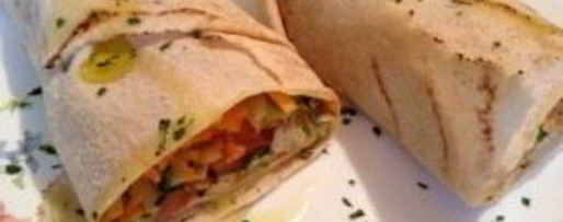 Шаг 4: ролла с курицей в лаваше