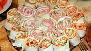 Рецепт Рулетиков из лаваша с семгой и ветчиной