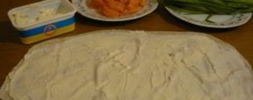 Шаг 1: рулетиков из лаваша с семгой и ветчиной