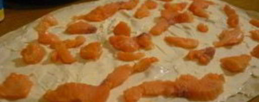 Шаг 2: рулетиков из лаваша с семгой и ветчиной