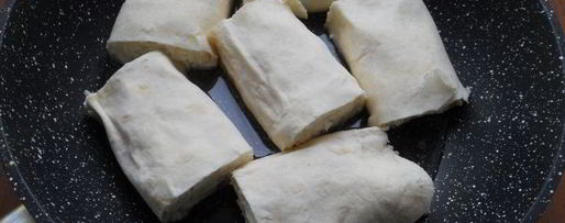 Шаг 4: рулетиков из лаваша с творогом жареные на сковороде