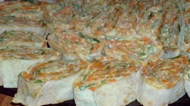 Рецепт Рулетиков из лаваша с ветчиной, зеленью и сыром