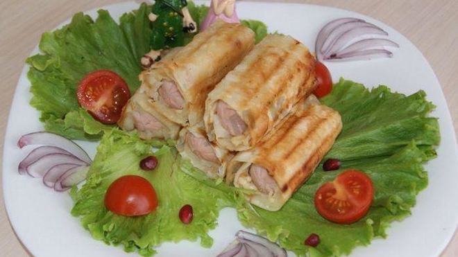 Рецепт Сосисок в лаваше с сыром и картошкой