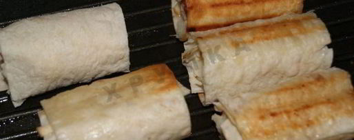 Шаг 4: сосисок в лаваше с сыром и картошкой