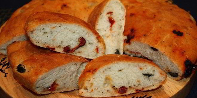 Рецепт фокаччи с маслинами, вялеными помидорами и зеленью