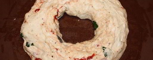 Шаг 1: фокаччи с маслинами, вялеными помидорами и зеленью