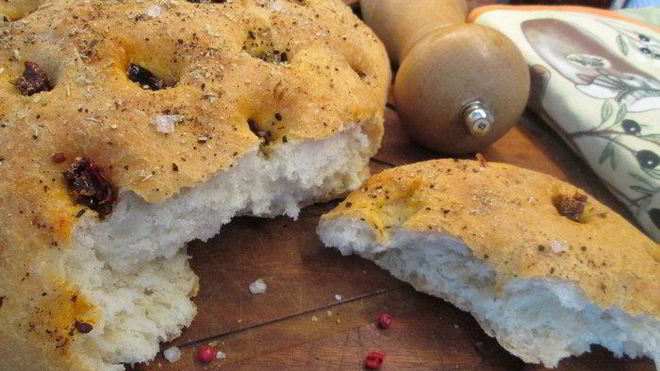 Рецепт Фокаччи с орегано, паприкой и вялеными томатами