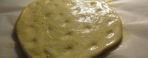 Шаг 1: фокаччи с пармезаном и пряными травами