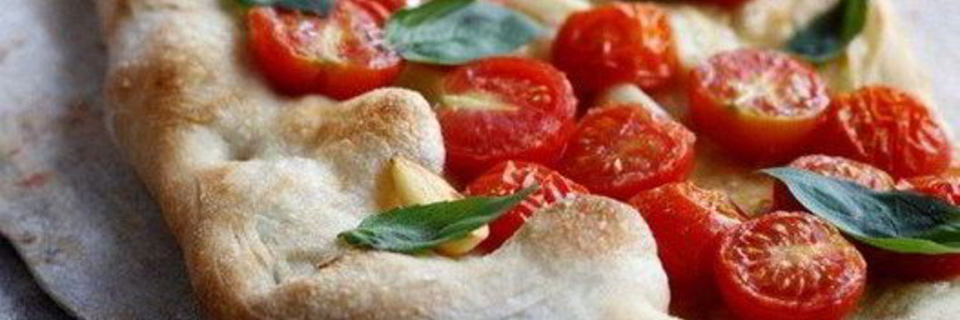 Рецепт Фокаччи с помидорами и чесноком