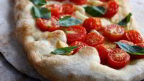 Рецепт Фокаччи с помидорами и чесноком