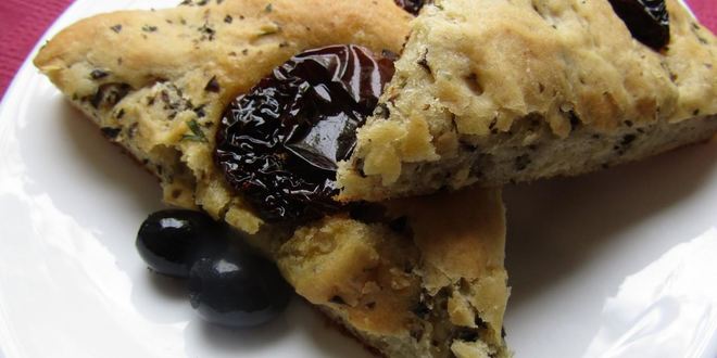 Рецепт фокаччи с тапенадой и вялеными томатами