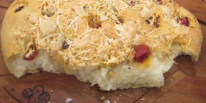 Рецепт фокаччи с вялеными помидорами и пармезаном