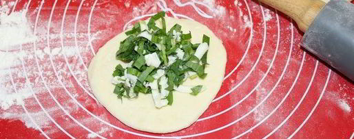 Шаг 3: лепешек с черемшой и адыгейским сыром